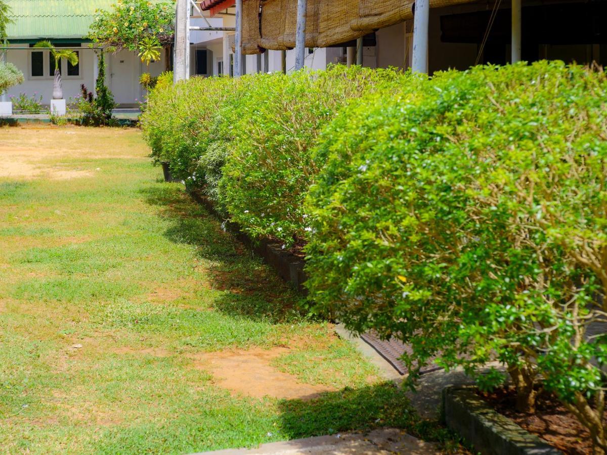 Visaka Hotel - Kataragama Extérieur photo